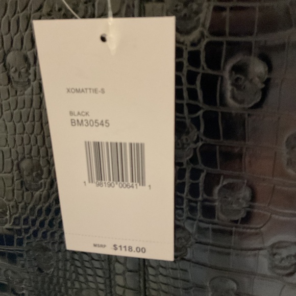 Betsy Johnson NWT croc & skull embossed, 7 inch detachable key chain - Picture 4 of 7